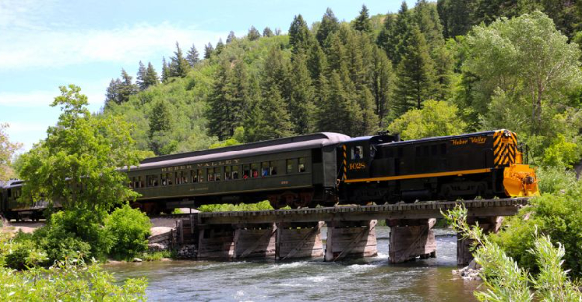 Experience Utah's Autumn Colors On Scenic Rail Trips - Decor Hint Experience Utahs Autumn Colors On Scenic Rail Trips - Decor Hint