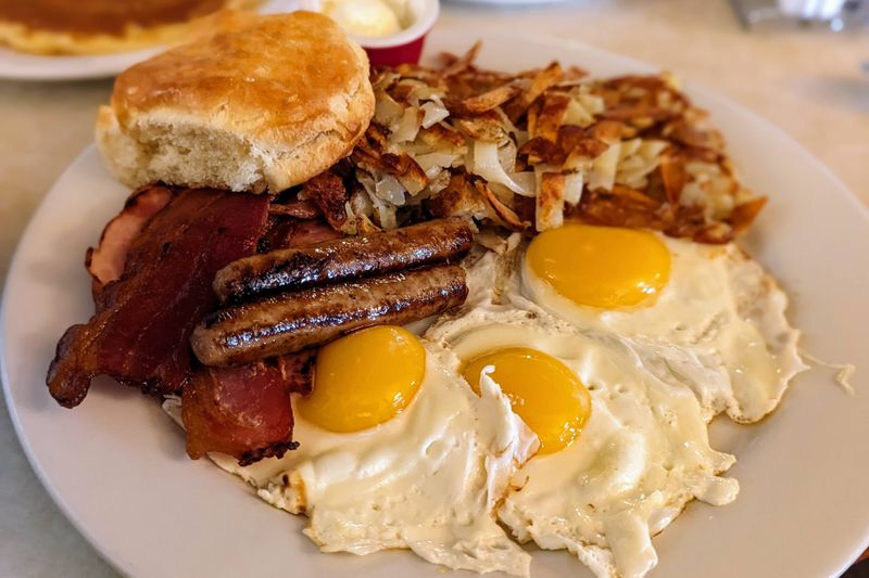 12 California Time-Capsule Restaurants Straight Out Of The '60s - Decor Hint Elmer's Restaurant - Palm Springs