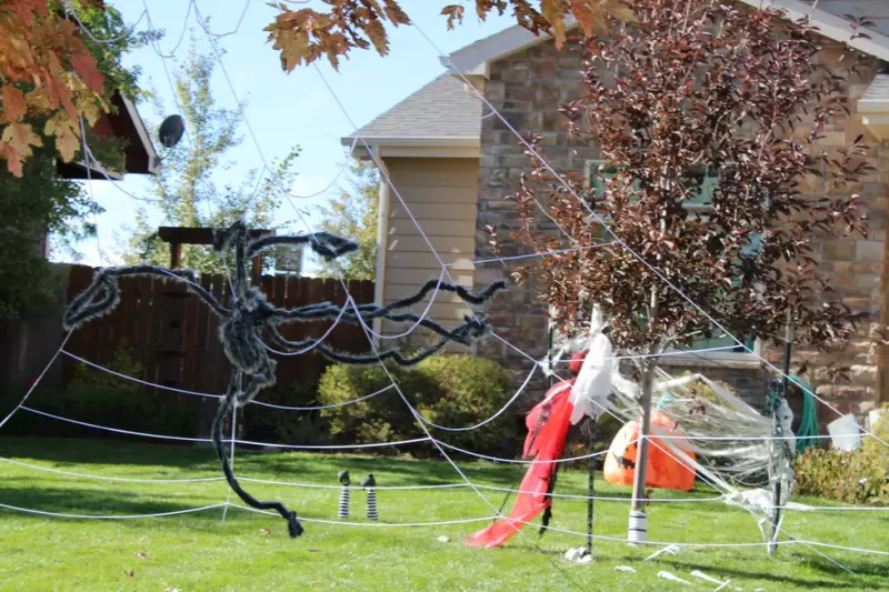 Meet The Casper Houses In Wyoming Taking Halloween Decorations To The Next Level - Decor Hint Ghosts In The Leaves