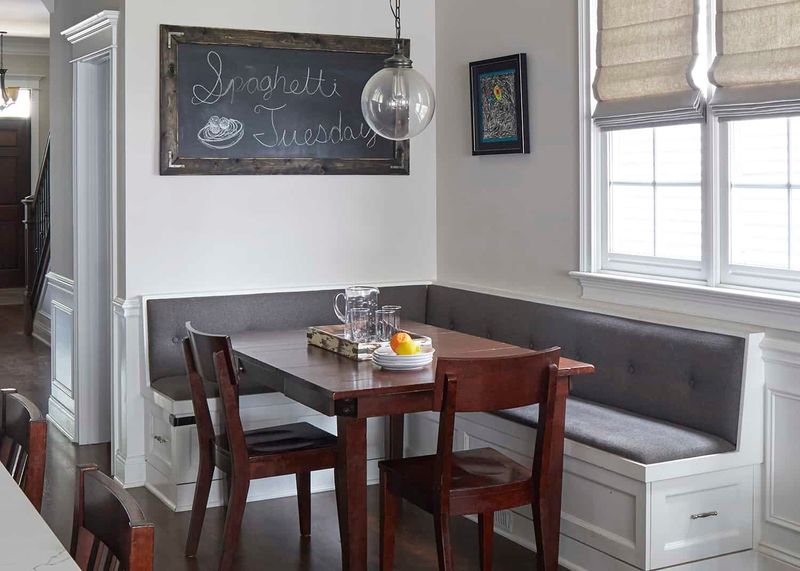 Compact Breakfast Nooks With Built-In Seating
