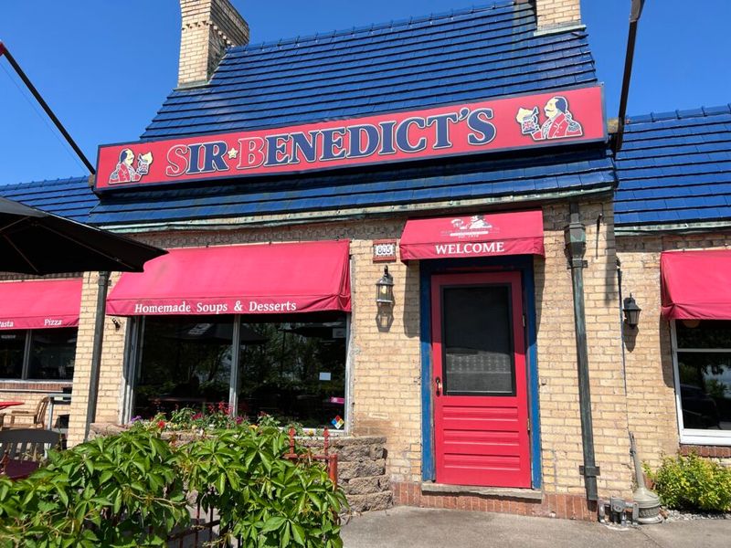 15 Minnesota Italian Sub Shops That Don't Hold Back On The Good Stuff - Decor Hint Sir Benedict's Tavern On The Lake