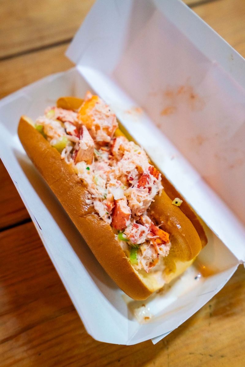 14 New York Tourist Traps Even Smart Travelers Fall For Again And Again - Decor Hint Chelsea Market Lobster Rolls and Trendy Snacks