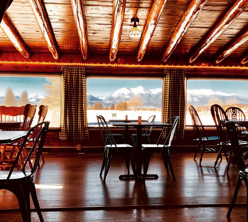 The Sunny Breakfast Nooks In Colorado Cabins Where Mornings Feel Extra Cozy - Decor Hint Bay Window Breakfast Bar