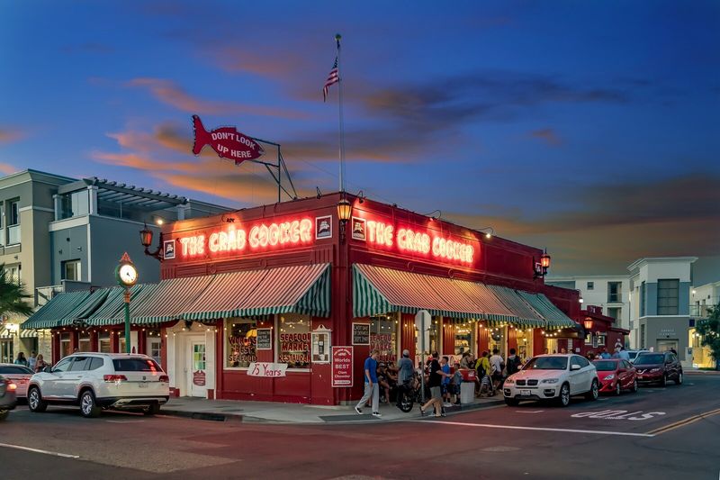 California King Crab Spots That Don't Need The Hype To Pack The House - Decor Hint The Crab Cooker - Newport Beach