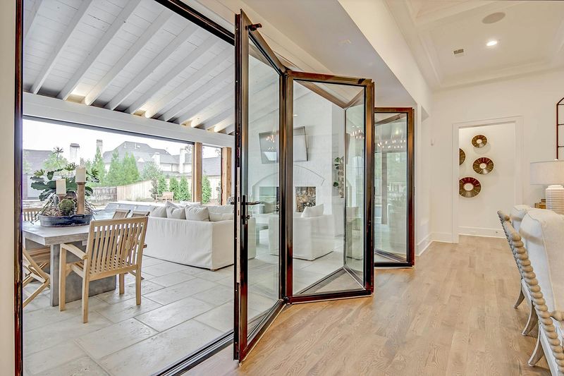 High-End California Homes Feature These Key Design Elements - Decor Hint Indoor-Outdoor Living Spaces