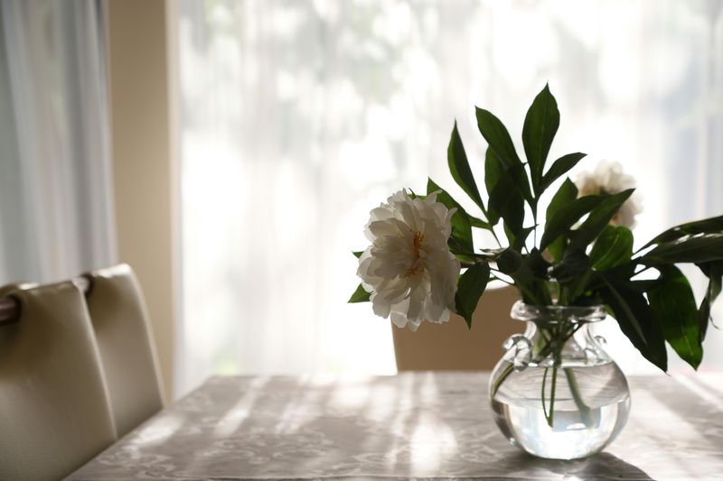 28 Secrets Of People Who Always Have A Stylish, Put-Together Home - Decor Hint Fresh Flowers Add Life