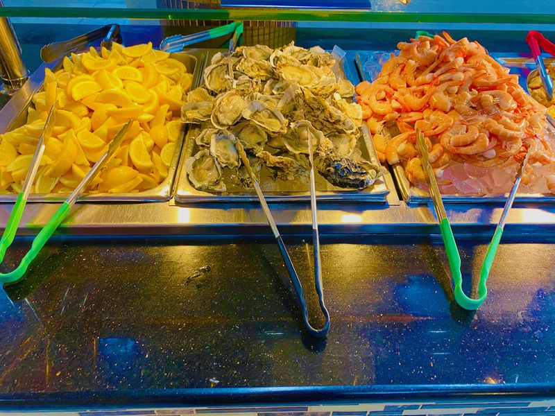 The Arizona All-You-Can-Eat Find Locals Keep Secret (But Not For Long) - Decor Hint Frequently Replenished Buffet Stations