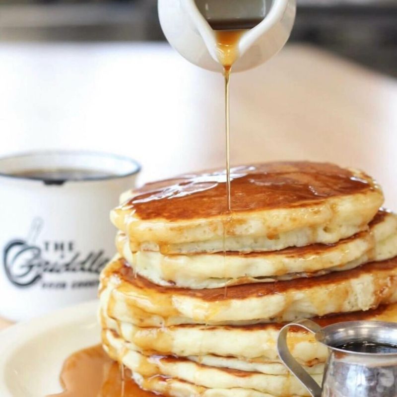 This Iconic California Diner Serves Pancakes Worth Setting Your Alarm For - Decor Hint Pancakes, Portions & Proper Brunch Vibes