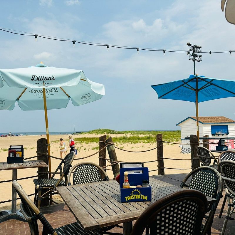 Illinois Fish Fries That Keep Locals Coming Back Every Friday - Decor Hint The Dock at Montrose Harbor