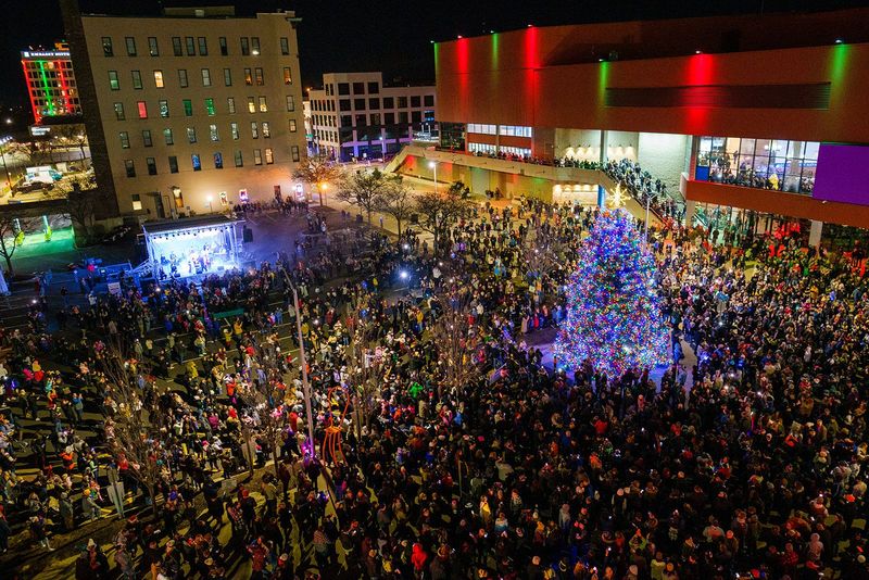 Rockford Stroll On State Holiday Market