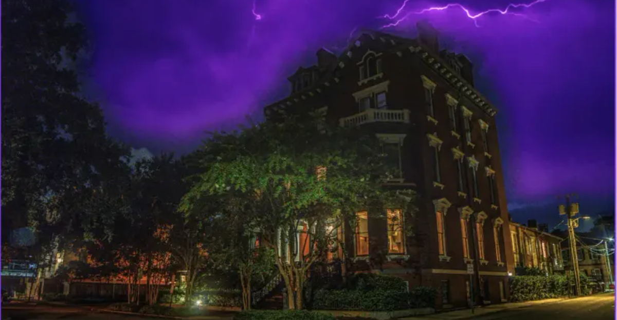 Georgia Mansions With Terrifying Legends And Ghostly Secrets - Decor Hint