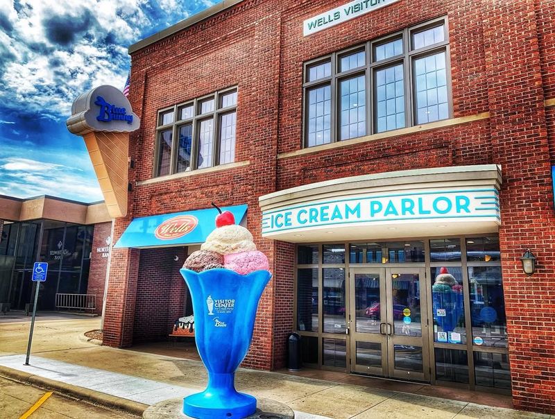 16 Iowa Dining Experiences You'll Be Glad You Tried - Decor Hint Blue Bunny Ice Cream at the Source
