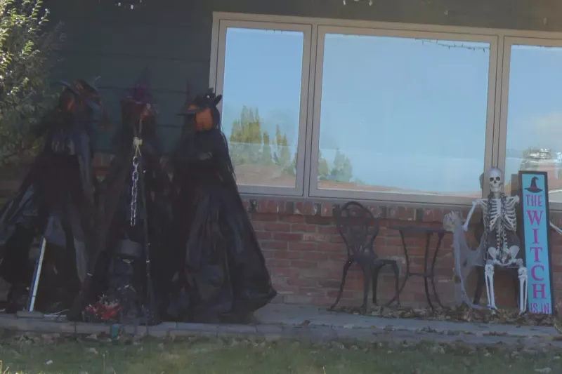 Meet The Casper Houses In Wyoming Taking Halloween Decorations To The Next Level - Decor Hint Witches' Corner