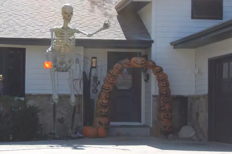 Meet The Casper Houses In Wyoming Taking Halloween Decorations To The Next Level - Decor Hint Pumpkin Entryway