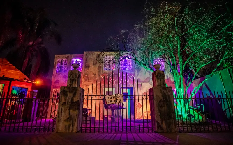 Texas Homeowners Go All Out With These Creepy Yard Displays - Decor Hint Nightmare Asylum Escape