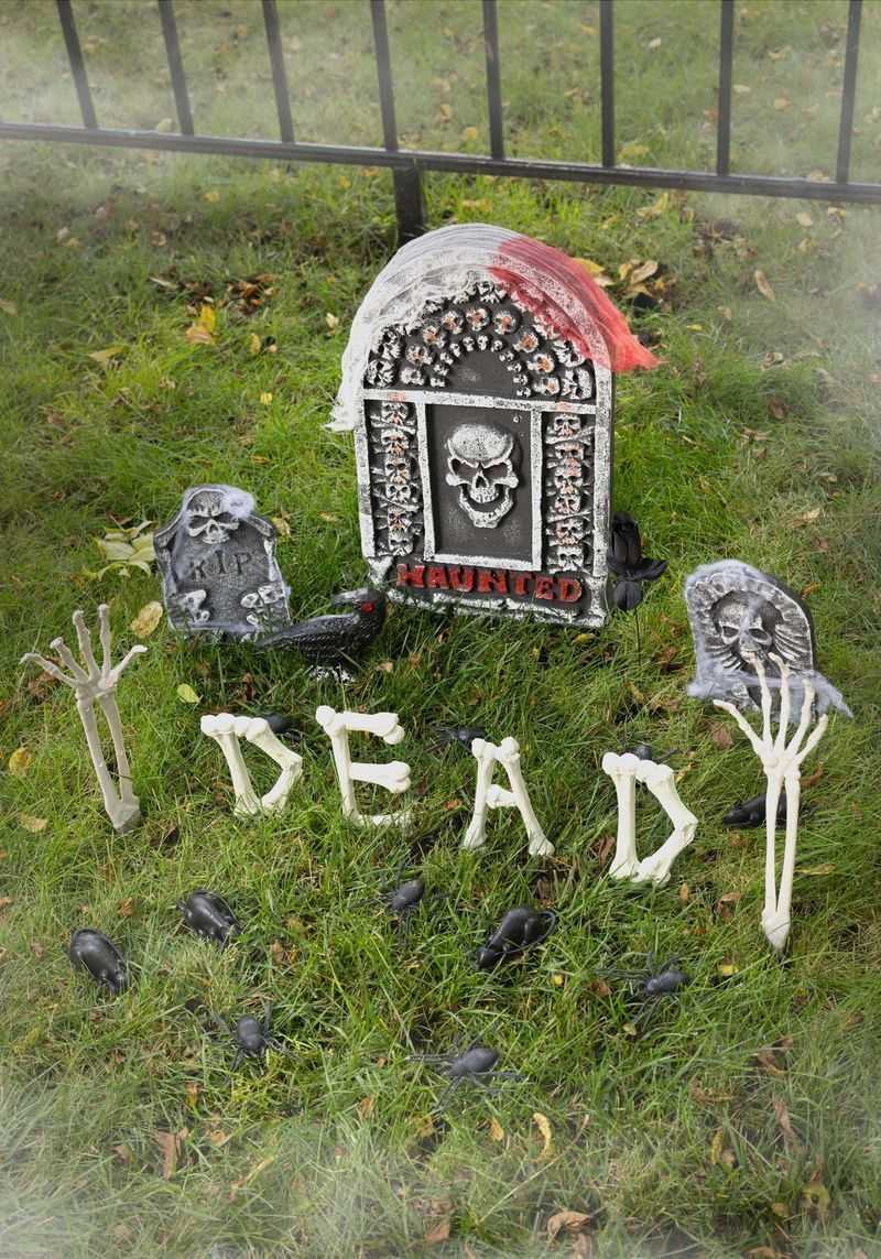 Texas Homeowners Go All Out With These Creepy Yard Displays - Decor Hint Haunted Graveyard Scene