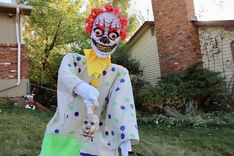 Meet The Casper Houses In Wyoming Taking Halloween Decorations To The Next Level - Decor Hint Creepy Clown Display On 15th Street