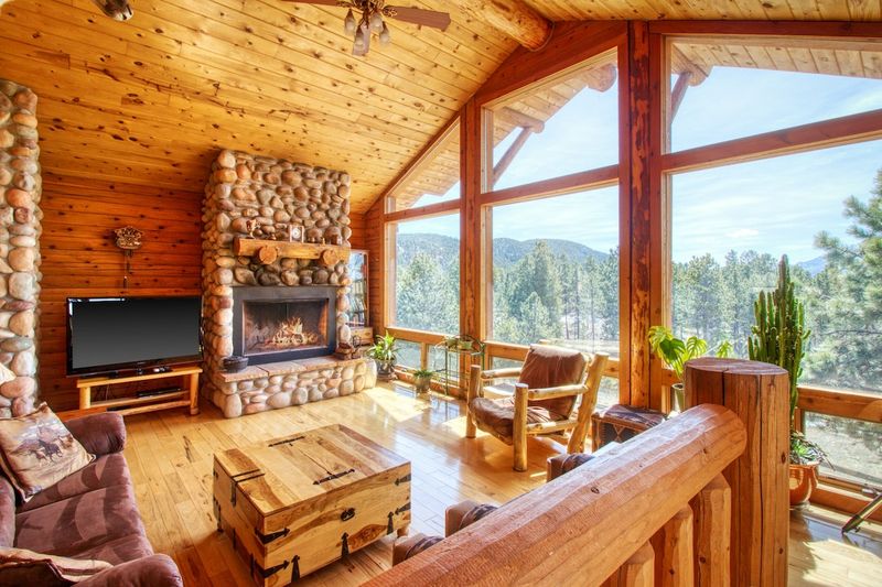 The Sunny Breakfast Nooks In Colorado Cabins Where Mornings Feel Extra Cozy - Decor Hint Fireside Breakfast Table
