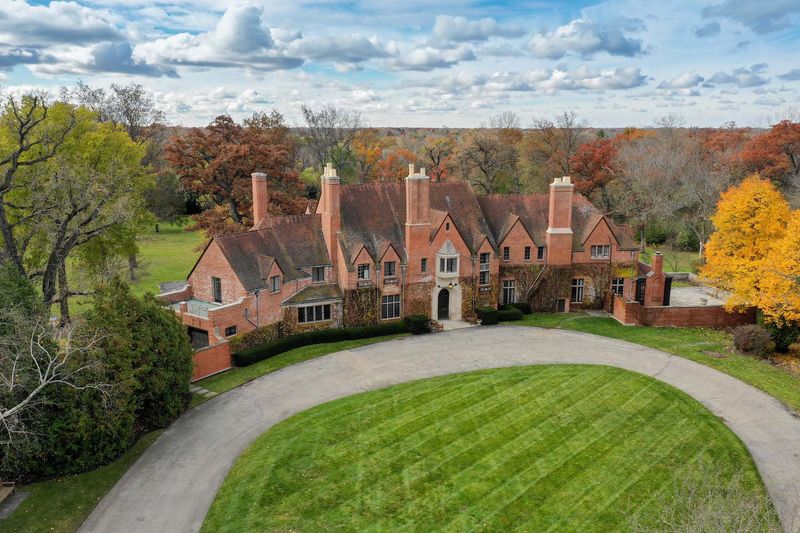 Lake Forest: Historic Grandeur And Country Club Living
