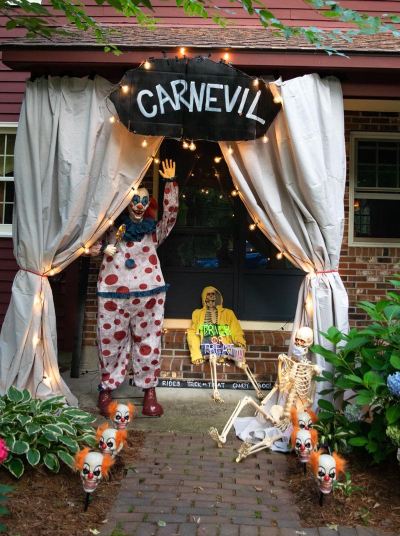 Texas Homeowners Go All Out With These Creepy Yard Displays - Decor Hint Creepy Clown Carnival