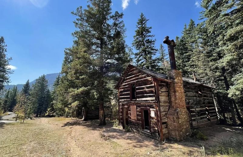 Outdated Log Cabins With Poor Insulation