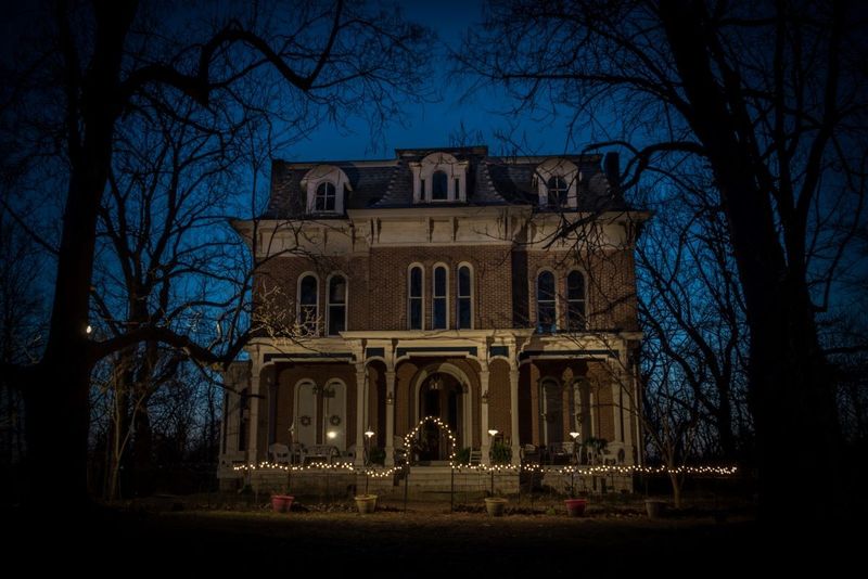 Experience Fall Magic In This Picturesque Illinois River Town - Decor Hint Haunted History And Ghost Tours