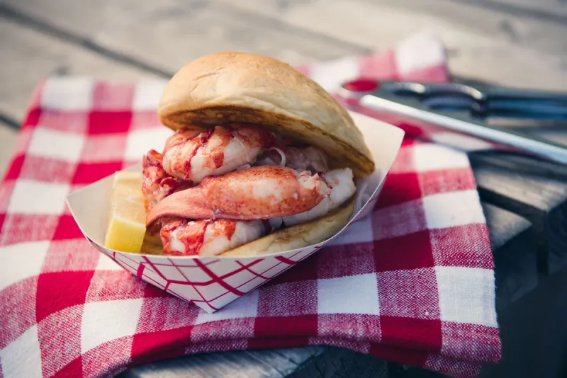 16 Maine Fish Fry Spots That Turn Friday Nights Into A Crunchy Tradition - Decor Hint The Clam Shack in Kennebunk