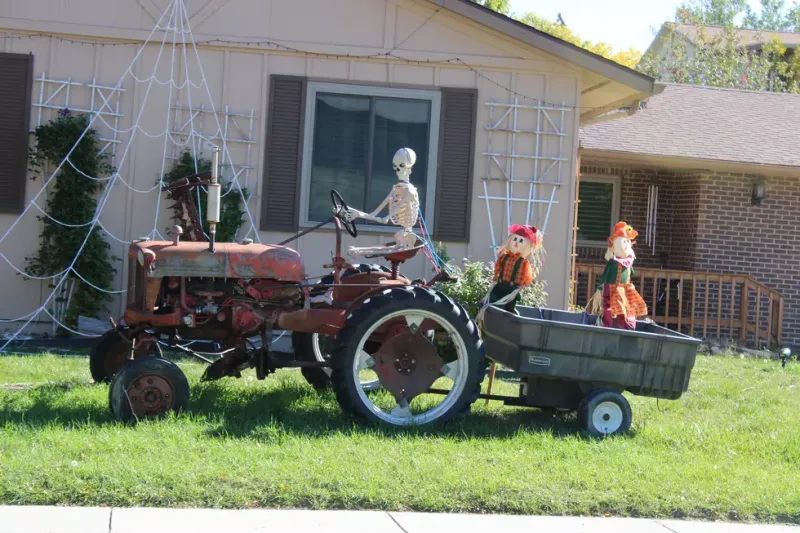 Meet The Casper Houses In Wyoming Taking Halloween Decorations To The Next Level - Decor Hint Family Yard Of Horrors
