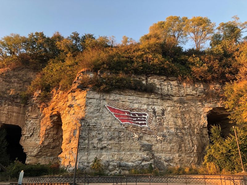 Experience Fall Magic In This Picturesque Illinois River Town - Decor Hint Piasa Park And The Piasa Bird