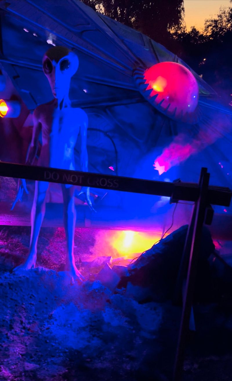 Texas Homeowners Go All Out With These Creepy Yard Displays - Decor Hint Alien Crash Landing