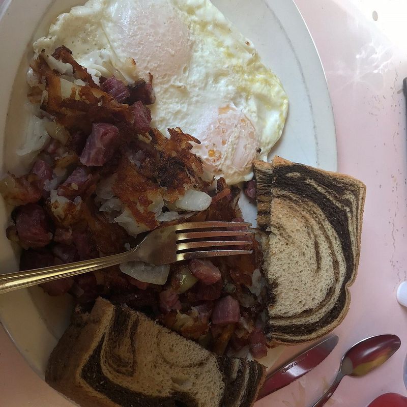 10 Minnesota Chicken-Fried Steaks Made With Love And Plenty Of Crunch - Decor Hint Ideal Diner