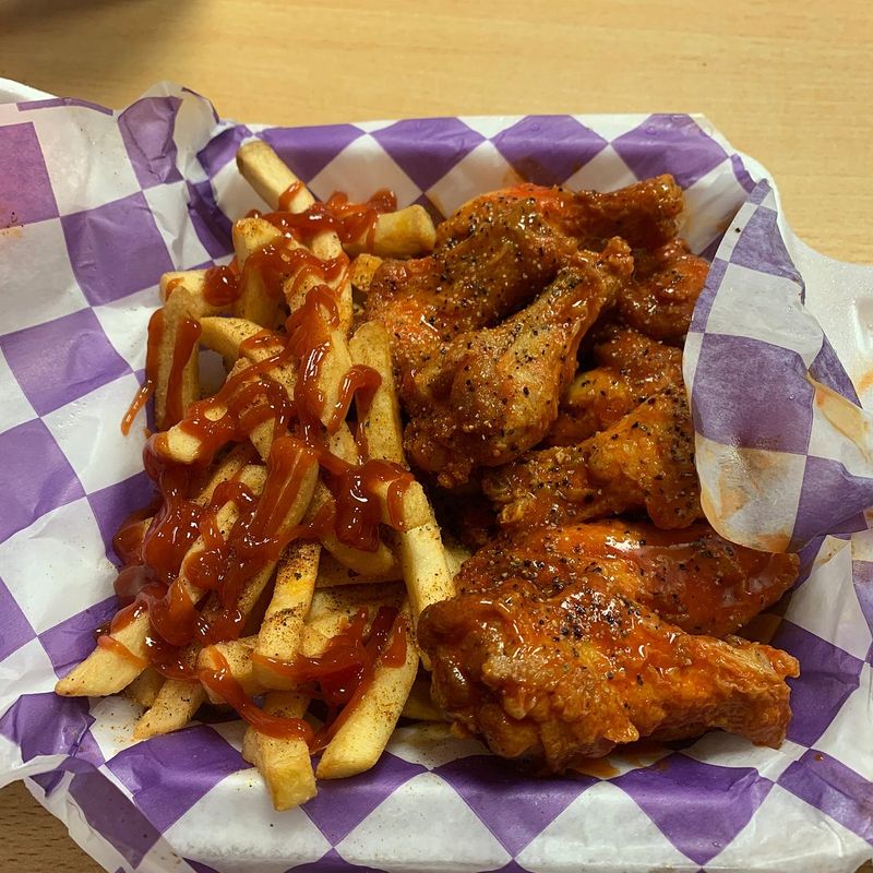 14 Louisiana Eateries That Will Steal Your Heart - Decor Hint We Dat's Chicken & Shrimp, New Orleans