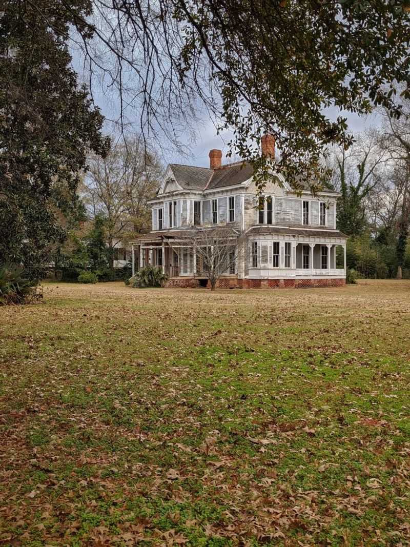 Georgia Home Designs That Could Drop In Value Faster Than You Expect - Decor Hint Vintage Homes Needing Extensive Renovation