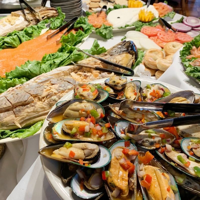 18 Seafood Buffets In Illinois Where Every Bite Feels Like A Coastal Escape - Decor Hint The Dockside Tavern