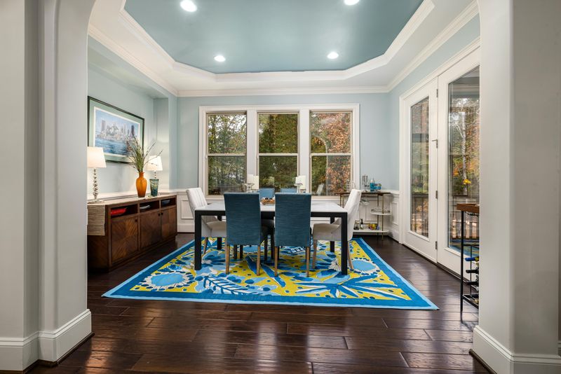Things You May Want To Avoid If You're Planning To Sell Your House - Decor Hint Over-Personalized Decor
