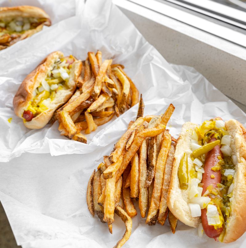 Illinois Hidden Restaurants Everyone Seems To Know About - Decor Hint Gene and Jude's Red Hot Stand