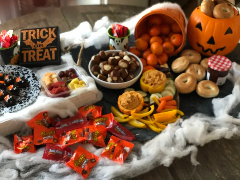 12 New Mexico Halloween Displays That Wow Every Neighborhood - Decor Hint Neighborhood Spook-Walk & Candy Station