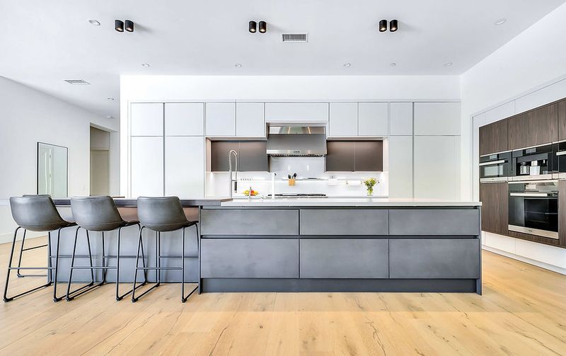 High-End California Homes Feature These Key Design Elements - Decor Hint Custom Cabinetry