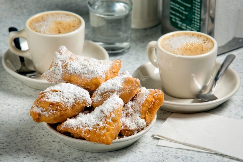 This Iconic Louisiana Café Serves Beignets Worth The Road Trip - Decor Hint Best Time To Visit