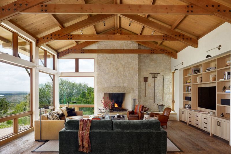 The Worn Leather Armchairs In Montana Homes That Locals Swear Never Go Out Of Style - Decor Hint Contemporary Farmhouse With Weathered Leather And Linen