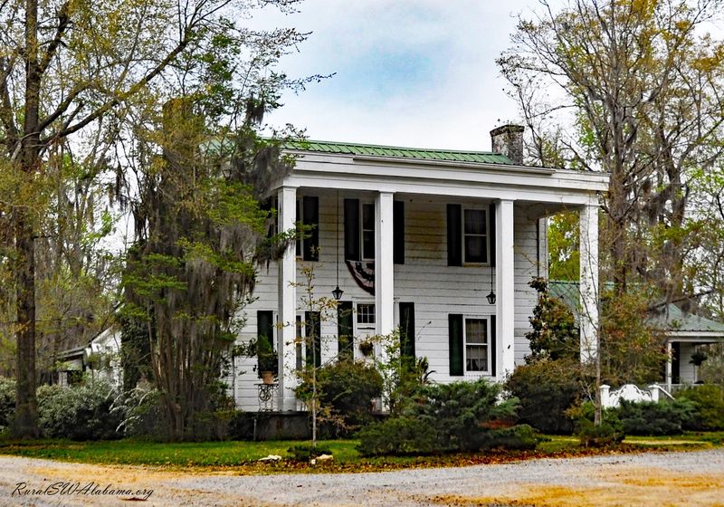 10 Alabama Cafés Locals Love For Their Homemade Meals And Fresh-Baked Pies - Decor Hint Gaines Ridge Dinner Club - Camden