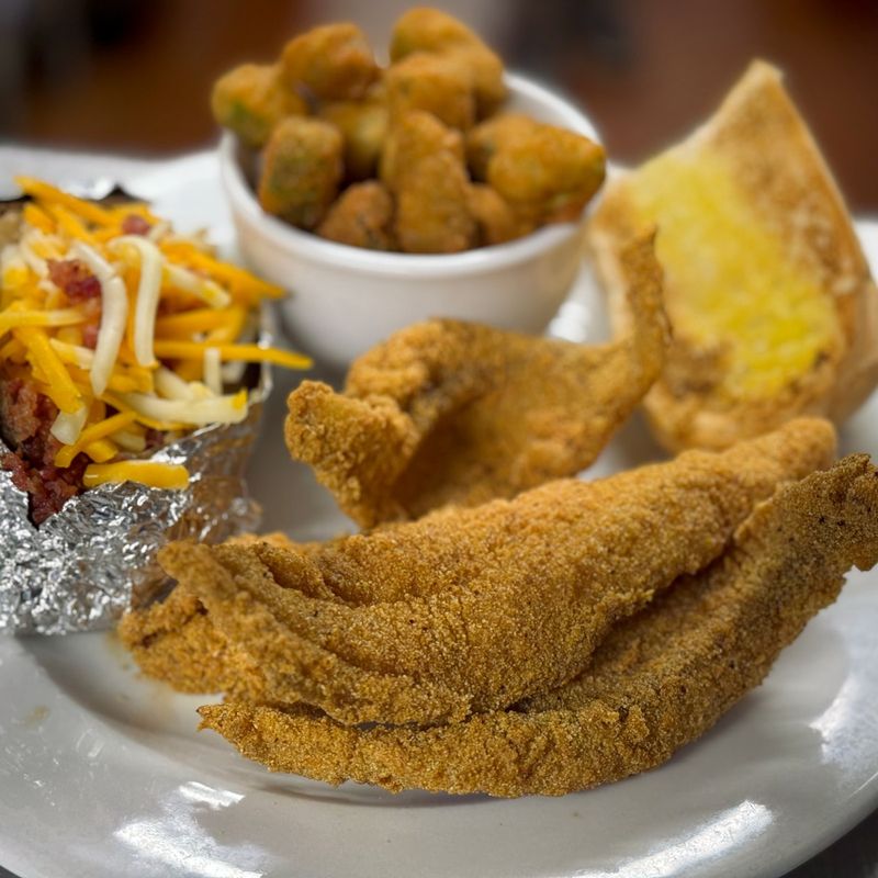 16 Mississippi Family-Run Fried Chicken Restaurants You'll Drive Miles For - Decor Hint Martin's Restaurant - Jackson