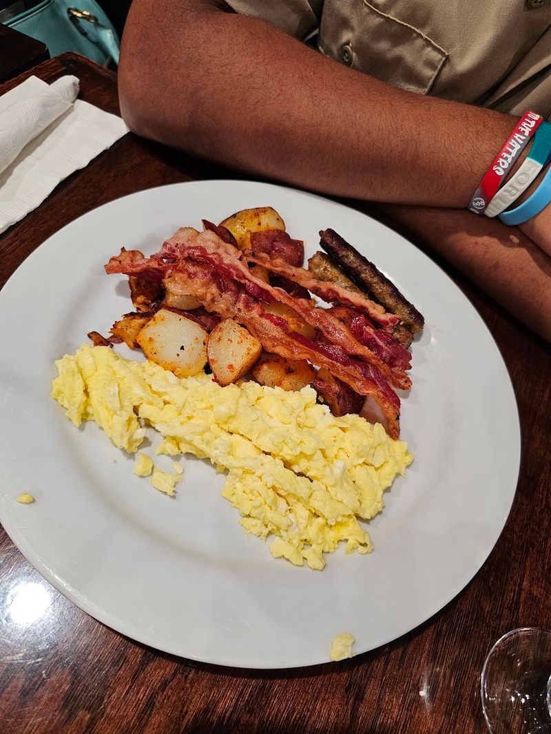 15 The Timeless New England Breakfast Spots Everyone In Massachusetts Should Try - Decor Hint Capitol Diner - Lynn