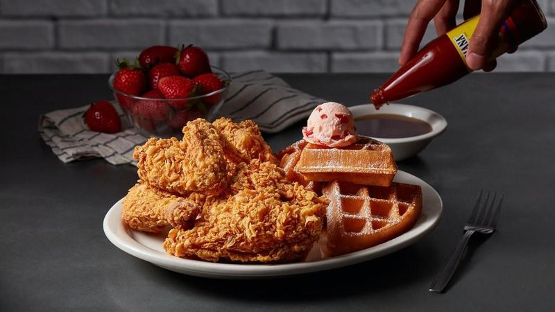 These Cozy North Carolina Diners Serve The Crispiest Fried Chicken - Decor Hint Metro Diner, Raleigh / North Carolina branch