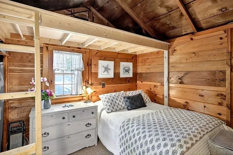 Bedroom Retreats: Cozy Coastal Comfort