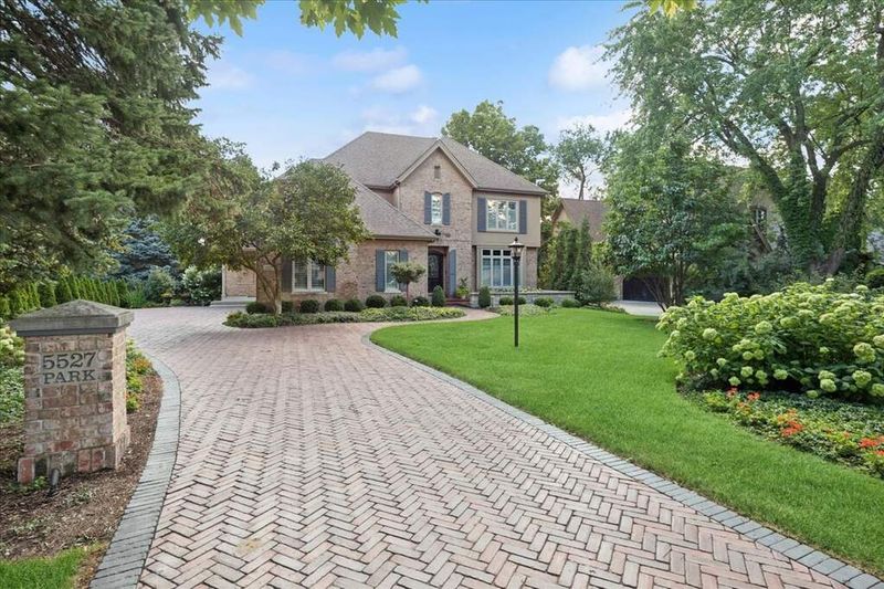 Hinsdale: Western Suburb Sophistication