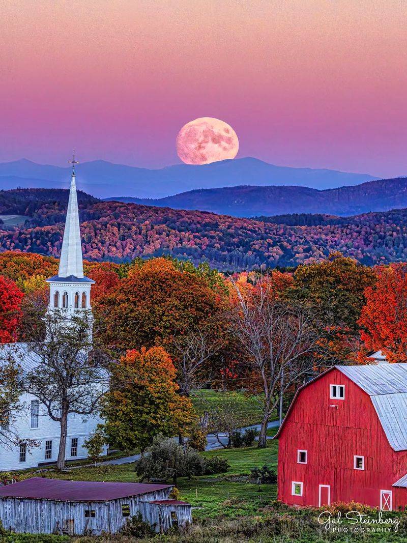 Peaceful Fall Getaways In Vermont Where You Can Actually Enjoy The Colors - Decor Hint Peacham Village