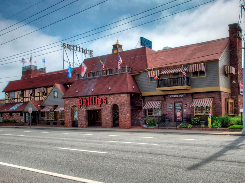 20 Legendary Maryland Eateries You Need To Experience - Decor Hint Phillips Seafood, Ocean City