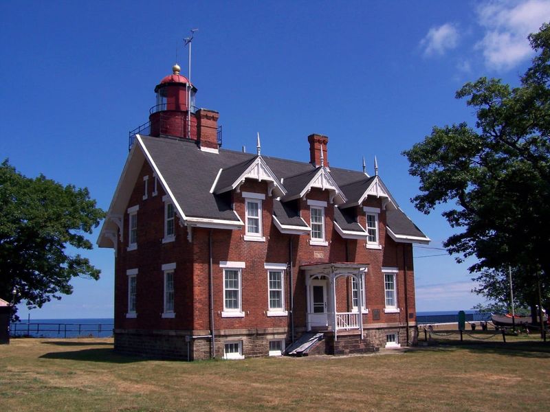 14 Haunted Places In Western New York That'll Give You Serious Chills - Decor Hint The Dunkirk Lighthouse
