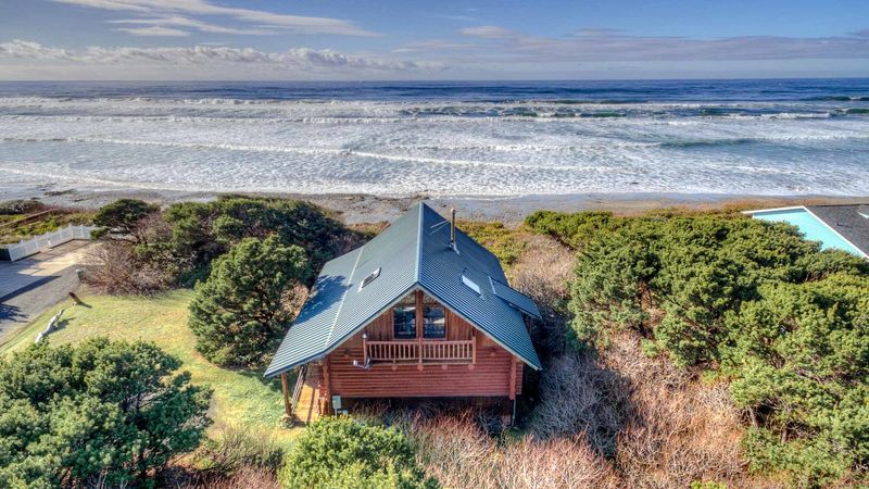 Beachside Oregon Cottages That Stay Stylish No Matter How Hard The Wind Blows - Decor Hint Yachats Cliffside Contemporary